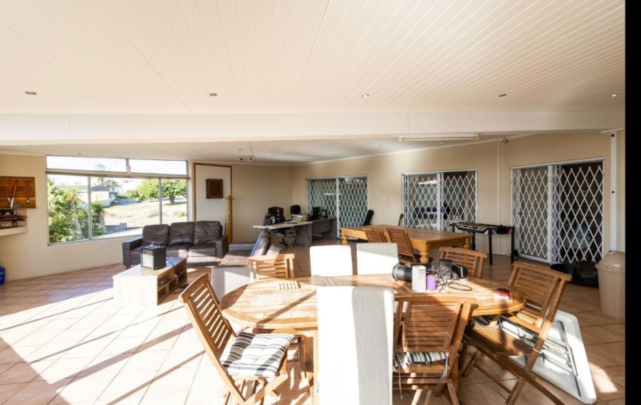 8 Bedroom Property for Sale in Middedorp Western Cape